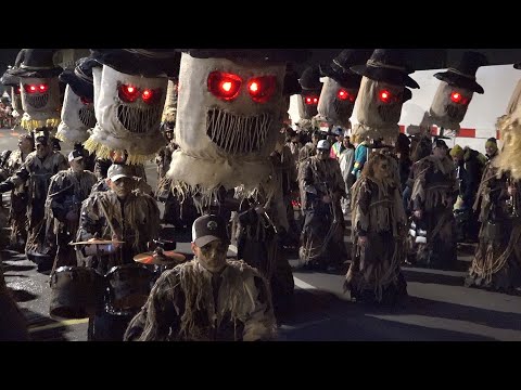 Nachtumzug in Siebnen. Internationales Holzlarventreffen 2025