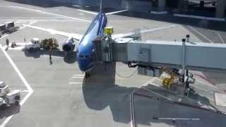 preview picture of video 'Sun Country 395 (B737) arriving gate A2 at SFO'