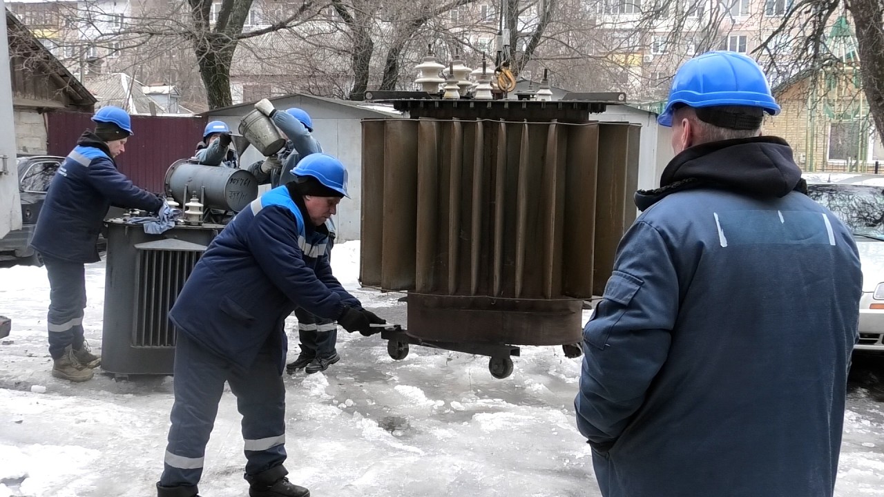 У Черкасах енергетики відновлюють обладнання, яке вийшло з ладу під час перемикань