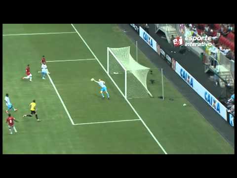 Zagueirão faz defesa espetacular e é expulso!