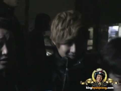 111230 KIM HYUN JOONG fancam - KBS AWARDS (in and out)