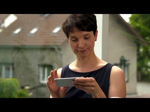 "Fotzen-Arschloch" – Politiker und Journalisten lesen Hass-Mails vor