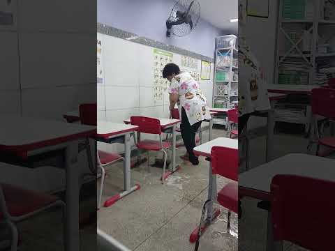 limpando a sala dos alunos 1 ano E#trabalho #limpeza #saladosalunos