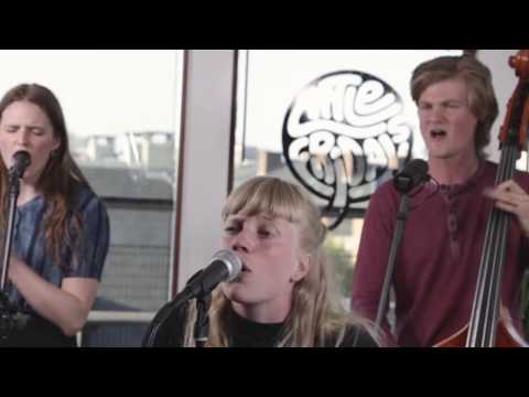 Katinka @ Little Fridays - Rundt og Rundt