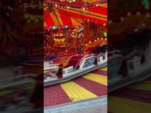 Os parques de diversões alemães são realmente perigosos. #duesseldorf #düsseldorf #Düsseldorf #gemany #Alemanha #vida alemã #alemão #kirmes