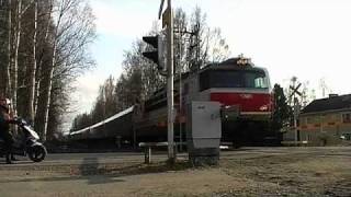 Express Train 705 passes Sankarikatu level crossing