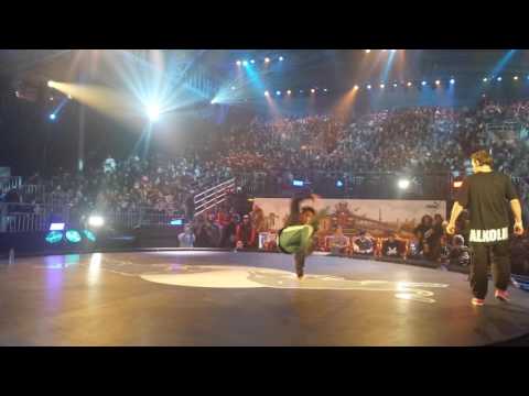 Victor VS Alcolil - Red Bull BC One World Final 2014 Paris
