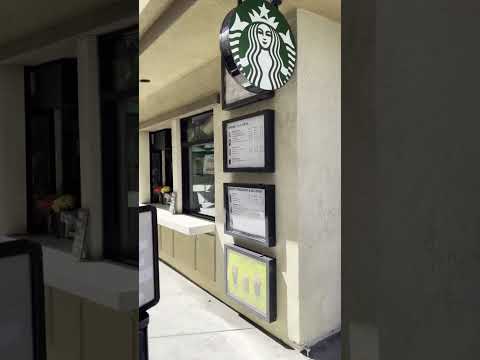 Starbucks fresco ao ar livre no Camarillo Outlet