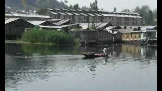 preview picture of video 'Kashmir Dal Lake Houseboat'