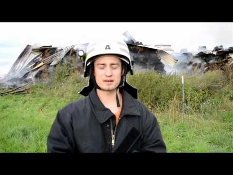 Große Strohmiete geht in Flammen auf    Acht Feuerwehren aus der Region LOS im Einsatz