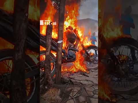 Moto se incendia y queda reducida a cenizas dentro de un taller de mecánica en San Ramón, Matagalpa