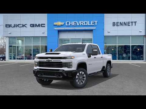 2026 Chevrolet Silverado 2500HD 4WD Crew Cab Standard Box Custom in White for sale at Bennett Chevrolet Cadillac Buick GMC Ltd. in Cambridge, ON
