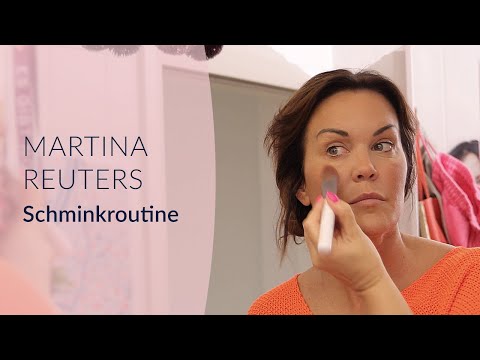 Martina Reuters' unconventional makeup routine: A glimpse into her bathroom! 💄✨