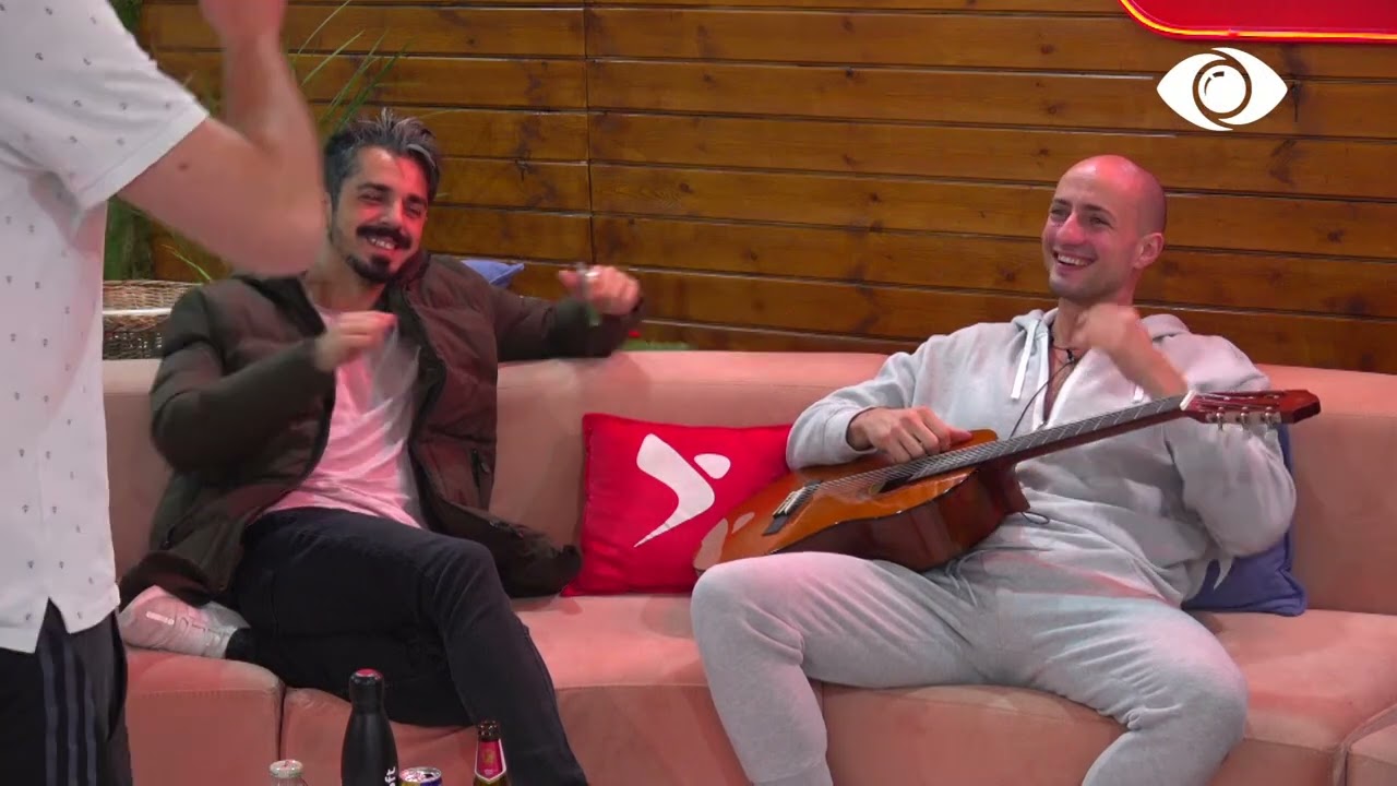 Luizi i bie kitarës dhe këndon, Bjordi e shoqëron