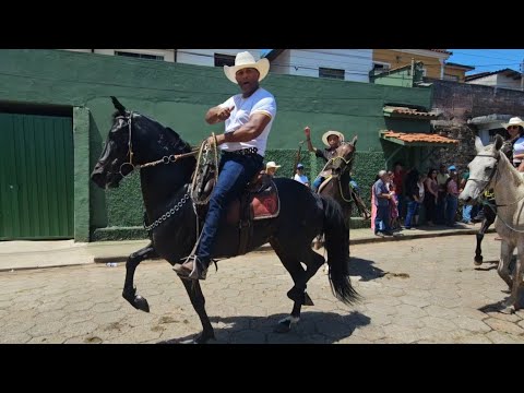 Cavalgada e carros de boi atravessam a cidade de soledade de Minas 