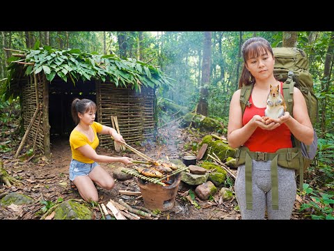 Solo Bushcraft Survival: Building a Temporary Shelter in the Wild, Grill Fresh Fish - Survival Alone
