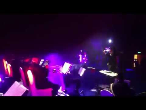 המנצח האגדי יואלי דיקמן מנגן בלייב יצירה מפורסמת של יאני . Yoeli Dicman Conductor plays the Yanni