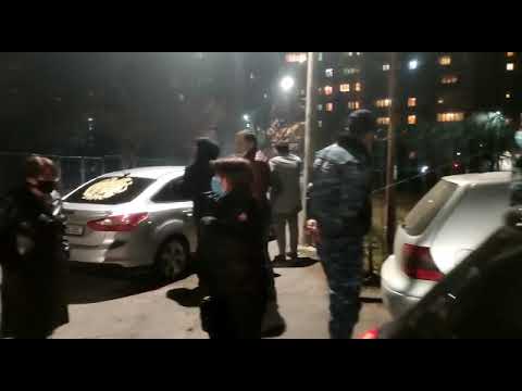 «Հեղափոխության պահապանները»` Աբովյանի թիվ 29/07 տեղամասի դիմաց