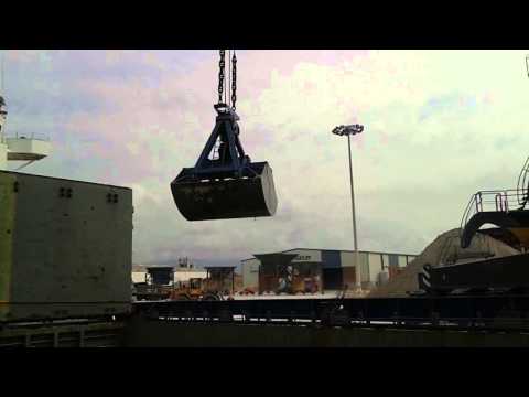 Discharging clay in bulk from a bulk carrier