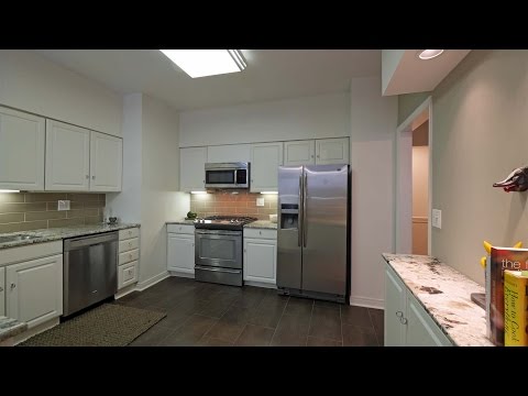 A sprawling vintage 3-bedroom in a lovingly-maintained Edgewater 6-flat