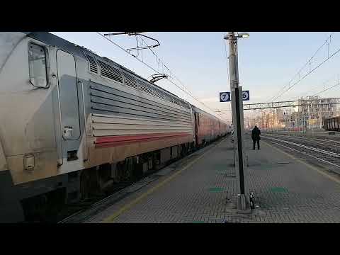 Treno Intercity notte 1595 del 31-12-2021 a Milano Lambrate con strobazzata