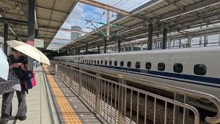 新幹線を待つ