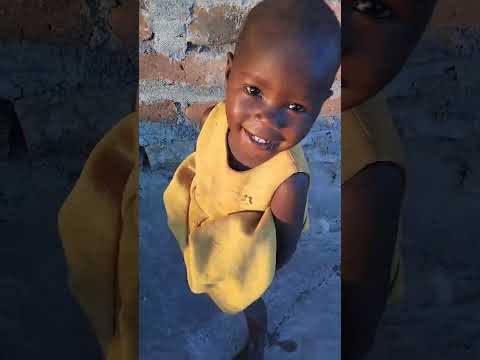 Missionário mostrando o saneamento básico que não tem Matundo Moçambi