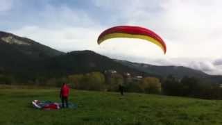 preview picture of video 'Paragleiten - Landung in Buzet - nach einem zu kurzen Flug - Lemminge eben'