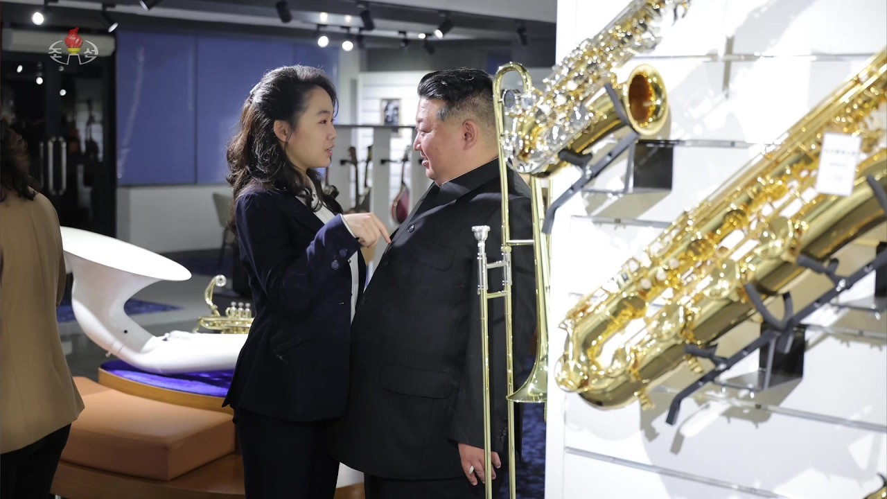 김정은동지께서 개업을 앞둔 화성지구 4단계 구역의 여러 봉사시설을 돌아보시였다Kim Jong Un Inspects Service Facilities in Hwasong Area
