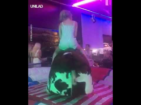 Девушка на механическом быке. Держалась до последнего!