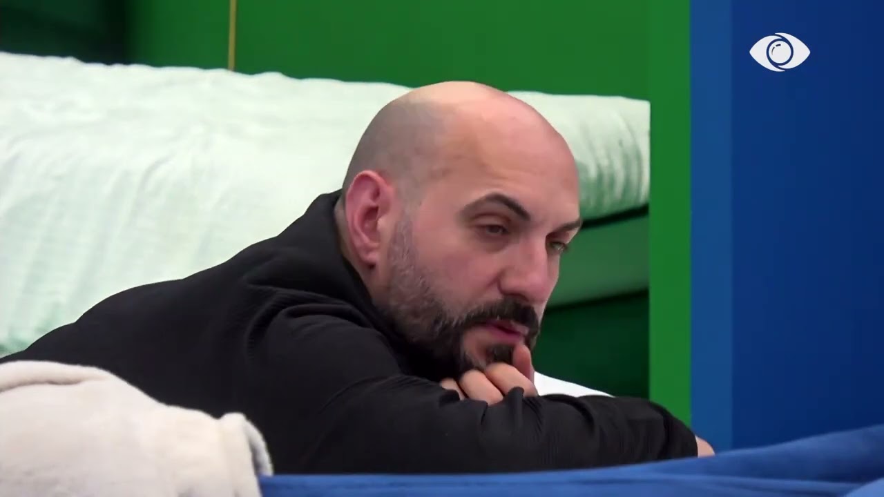 “Më përshkruaj ndjesinë që të jep prekja e një stilolapsi”/ Bernardi vijon lojën me pyetje me Eglin