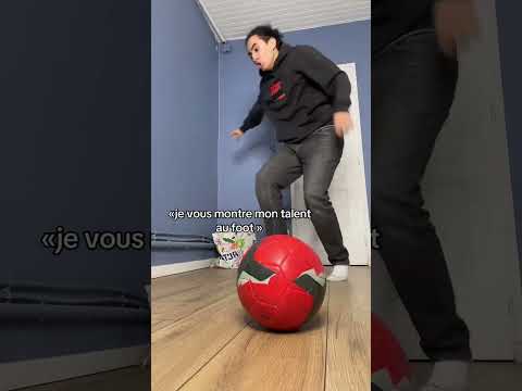 *Je vous montre mon talent au foot*