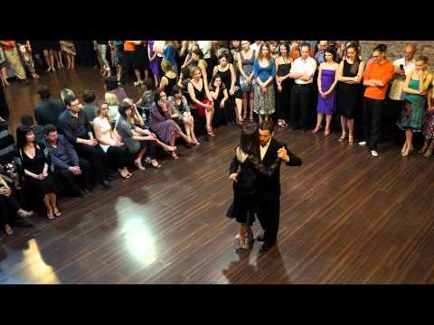 Yanina Quiñones & Neri  Piliu bailan " Fueron tres años" por orquesta  Hector Varela