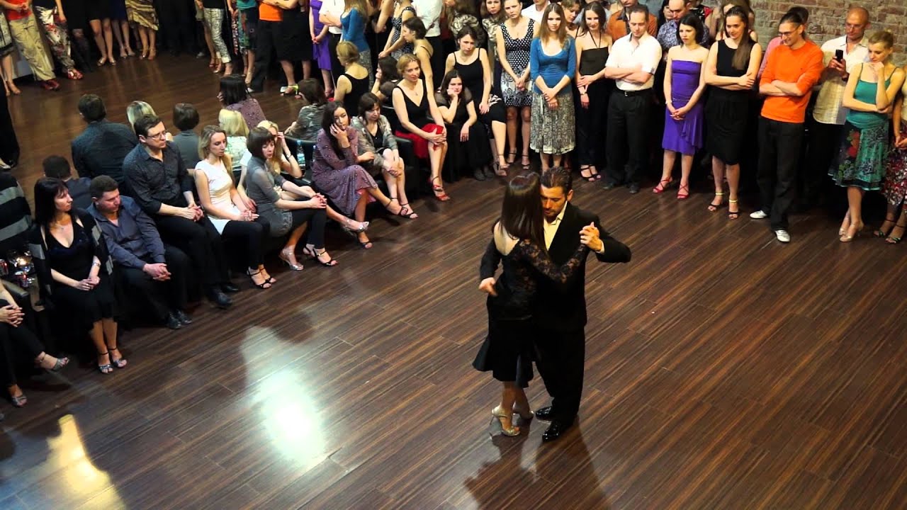 Yanina Quiñones & Neri Piliu bailan " Fueron tres años" por orquesta Hector Varela