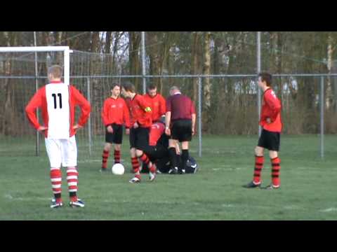 Emmen C1 - Achilles 1894 C1 3-0 Aanval Emmen + botsing met keeper