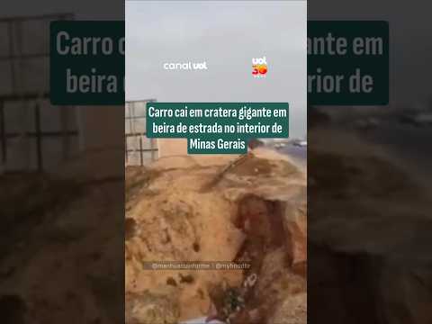 Carro cai em cratera gigante em beira de estrada no interior de Minas Gerais