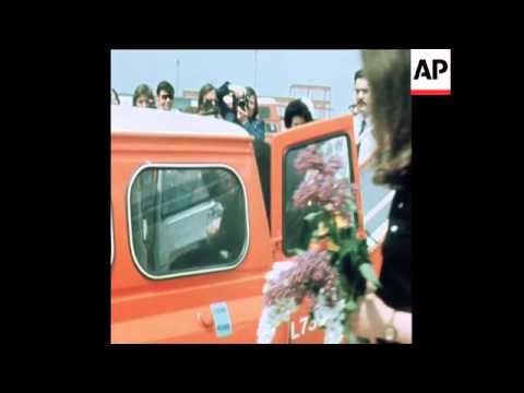 SYND 26-5-74 ROSTROPOVICH DEFECTS TO ENGLAND WITH FAMILY AND LEAVES HIS DOG IN QUARANTINE