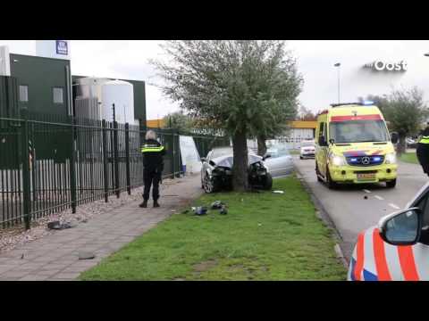 Auto tegen boom: bestuurder aangehouden voor rijden onder invloed