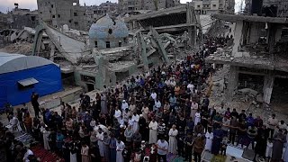 En Gaza devastada por la guerra, los palestinos celebran el Eid al Adha entre ruinas