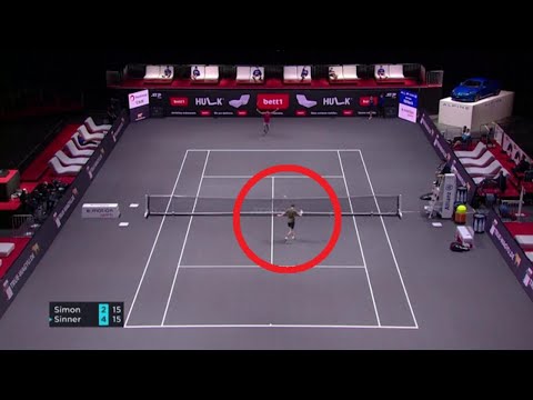 Tennis, Sinner resta senza racchetta dopo lo smash: il colpo che non ti aspetti