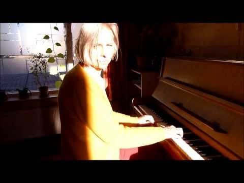 Leonoor speelt Ballo op piano