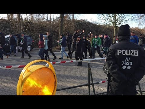 Münster-Fans feiern nach Abpfiff Derbysieg in Osnabrück