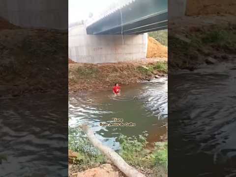 Mulher toma banho em Rio Poluído pra comemorar Ponte recém construída em Bom Jesus do Galho MG