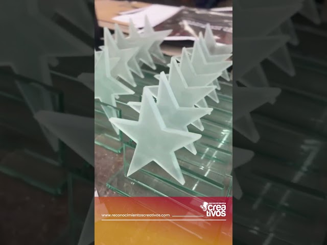 Vídeo relacionado con JJ GRADGOWN Premio de trofeo de cristal personalizado, premio personalizado para empleados, trofeos para empleados, placas de reconocimiento, compañeros de trabajo, jefe, jubilación, despedida