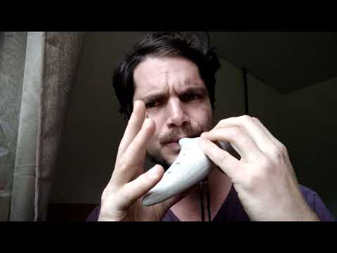 Cristo entra no horto a sós, na ocarina de cerâmica.