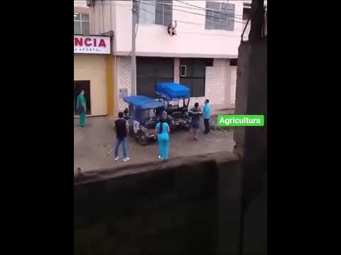 Amazonas MUJER FUE SALVAD4 LUEGO DE COLG4RSE  DE CABLEADO ELÉCTRICO en la ciudad de Bagua Grande