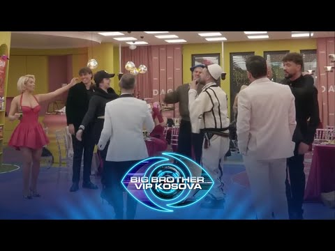 Super atmosferë në shtëpi: Kushtrimi këndon, banorët kërcejnë