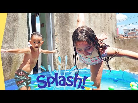 ☀️🏊Nadando na piscina está muito calor.