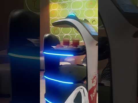 Jollibee Jollibot nos traz nossa comida no SM Seaside Mall em Cebu