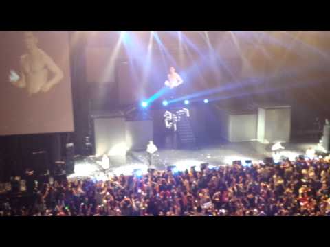 [FAN CAM] Chansung giving away his shirt!